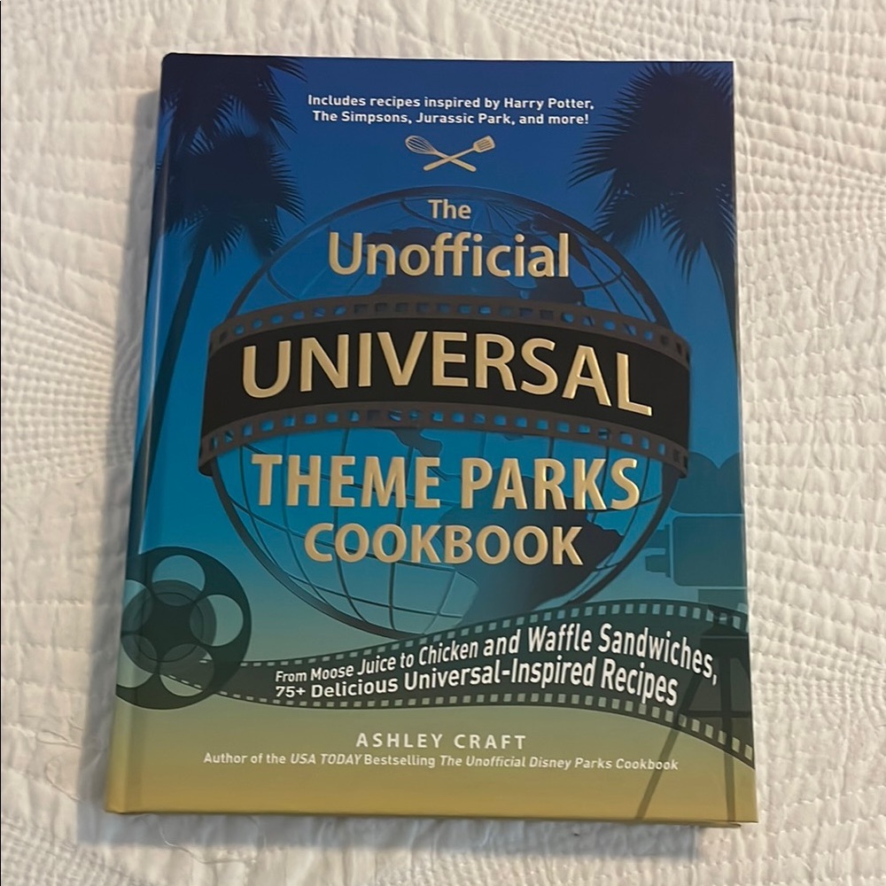 The Unofficial Universal Theme Parks Cookbook by Ashley Craft - Blue Cover